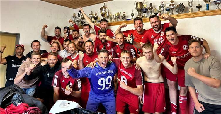 Die I. Mannschaft nach dem 2:0 Sieg gegen die SG Ellingen/B. II  Foto: FV Erpel