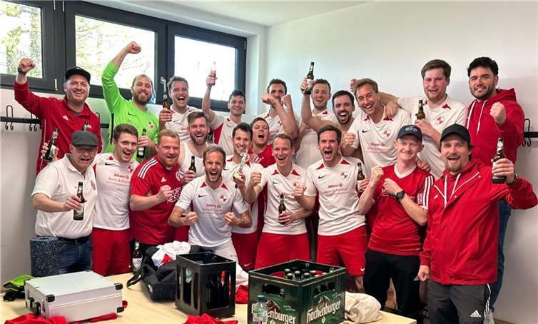 Die I. Mannschaft nach dem 3:0 Sieg beim SV Melsbach. Quelle: FV Rot Weiss Erpel