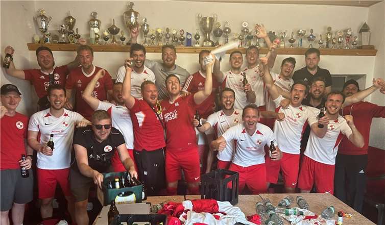 Die I. Mannschaft nach dem 3:0 Sieg gegen die SG Ellingen/B. II. Quelle: FV Rot Weiss Erpel