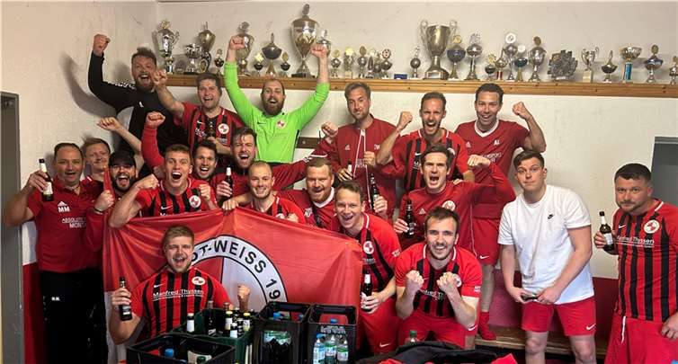 Die I. Mannschaft nach dem 3:1 Sieg gegen die Kickers WW. Quelle: FV Rot Weiss Erpel