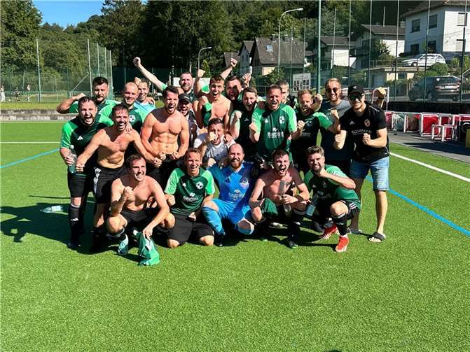 Die I. Mannschaft nach dem Derbysieg beim SV Rheinbreitbach. Quelle: FV Rot Weiss Erpel