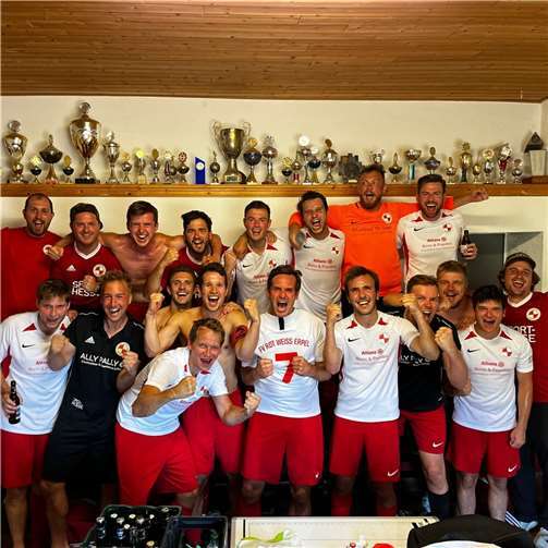 Die I. Mannschaft nach dem Pokalsieg gegen den VfL Oberbieber Foto: FV Rot Weiss Erpel