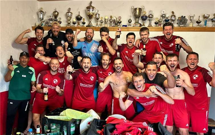 Die I. Mannschaft nach dem Pokalsieg gegen die SG Selters.  Foto: FV Erpel