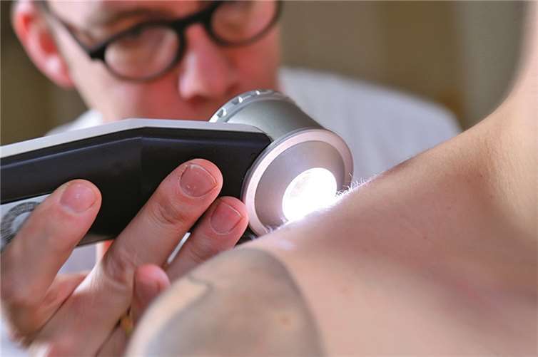 Die IG BAU rät Bauarbeitern und Gärtnern zum „Haut-Check“ beim Dermatologen. IG BAU