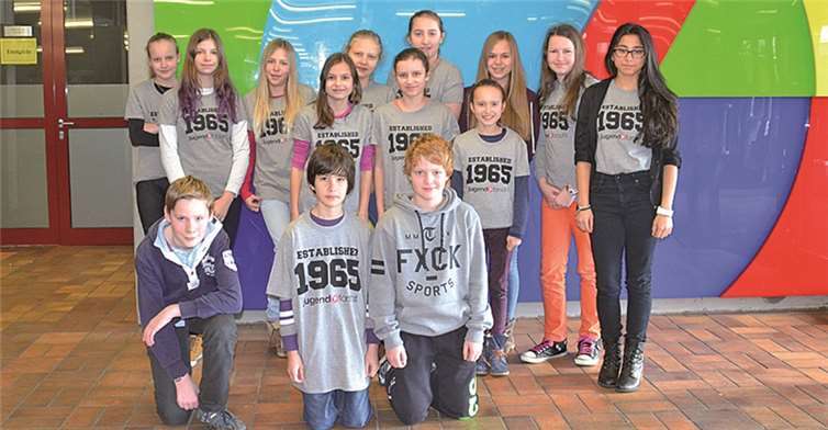 Die IGS-Jugend forscht, stehend von links: Carmen Zeitz, Kira Scheer, Chiara Hilger, Victoria Assenmacher, Lea Werner, Rebeka Fischer, Juliane Weiler, Maria Spies, Anna Rörig, Hannah Schlich, Melissa Bicaklar; knieend: Claudius Krämer, Lucas Girolstein und Simon Nadenau; es fehlen: Josefine Kutscher, Julia Steer. Privat