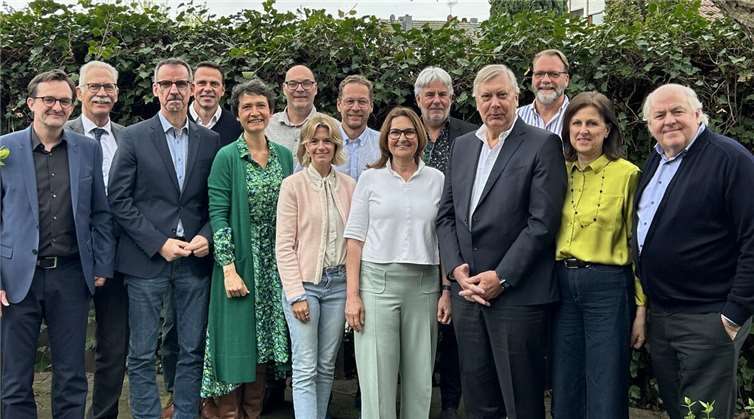 Die IHK Regionalbeirats-Mitgliedern begrüßten MdB Mechthild Heil und Michael Korden (CDU).  Foto: Ann-Katrin Wohde, IHK Koblenz)