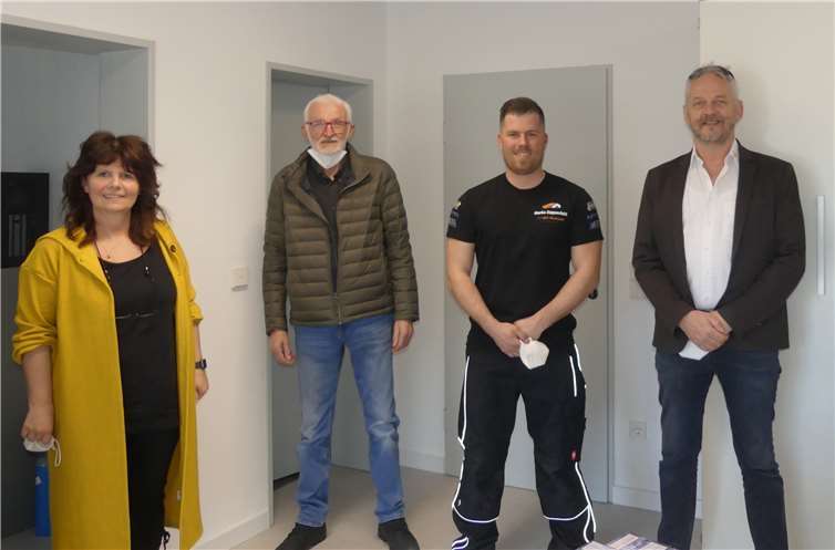 Die ISA Handwerk GmbH hat das ehemalige Autohaus Theisen GmbH (Peugeot-Partner) im Ortsteil Treis übernommen. V.l.: Unternehmensgruppen-Geschäftsführerin Petra Zeppenfeld, Werner Theisen, KFZ-Technikermeister Marko Zeppenfeld und Unternehmensgründer Roman Klein.Fotos: TE