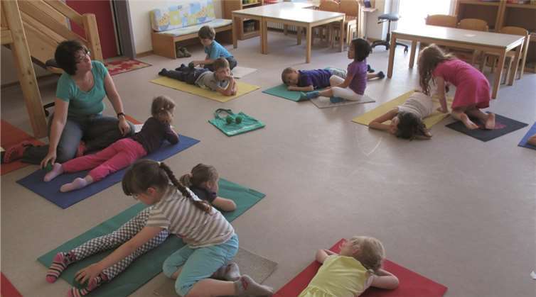 Die Igel-Massage hilft den Kindern beim Entspannen. privat