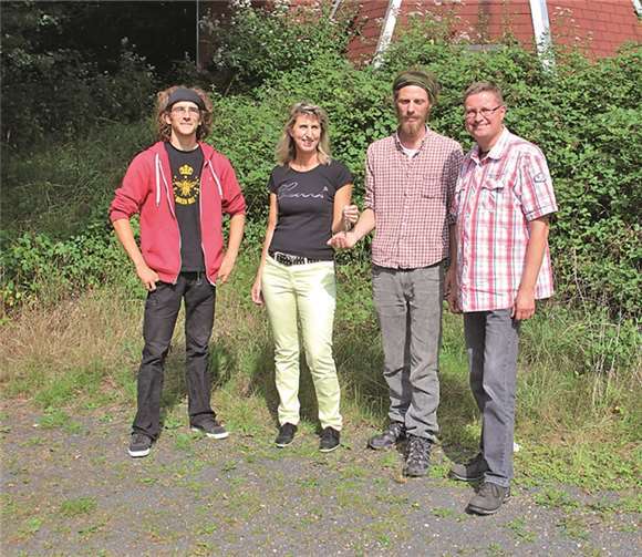 Die Imker Julian Detemple (2.v.r.) und Justus Mayer (l.) erhielten von den zuständigen Mitarbeitern der Stadtverwaltung Lahnstein, Reinhard Theisen und Andrea Lützel, den Schlüssel für den ehemaligen Jugendzeltplatz im Süßgrund, wo künftig ihre Bienenvölker ausschwärmen. Stadt Lahnstein