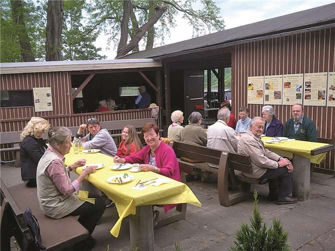 Die Imker der Goldenen Meile und Gäste beim Frühlingsfest. privat