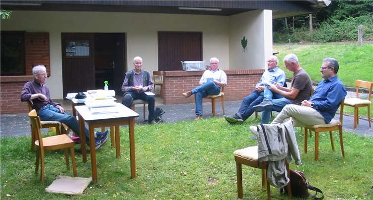 Die Imkler trafen sich vor der Oberwald-Hütte des Westerwald-Vereins Selters im Selterser Oberwald. Fotos: privat