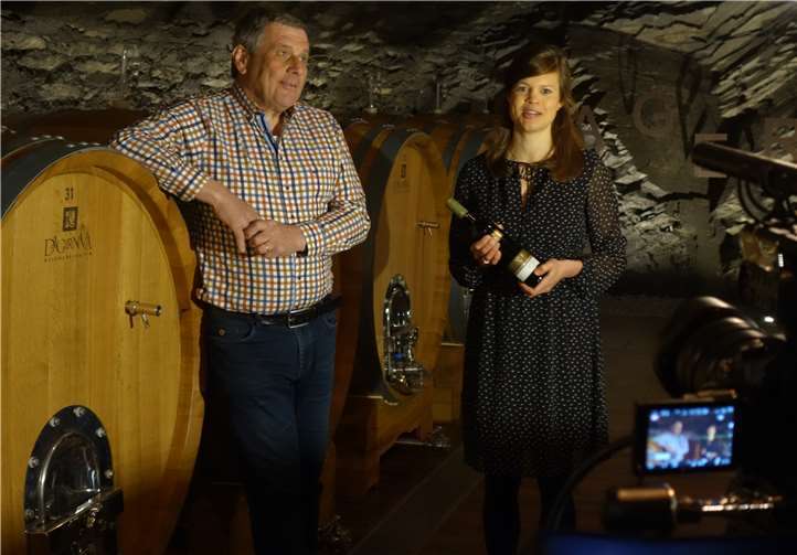 Die Impulsgeber Edgar Bertram und Mandy Gieler im Weinkeller.Foto: Julia Fröder/Bistum Trier