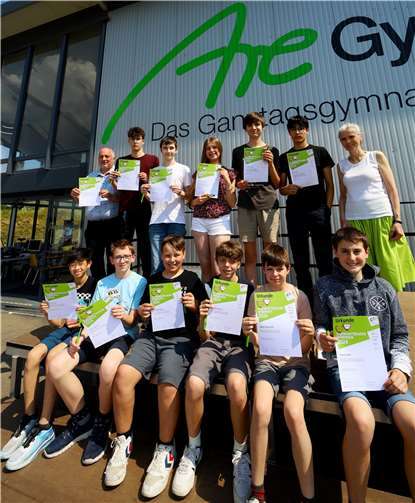 Die Informatik-Asse des Are-Gymnasiums freuen sich mit dem stellvertretenden Schulleiter Wolff-Thomas Kress und der betreuenden Lehrerin Elke Ritzert über ihre Erfolge  Foto:Hubert Ewers