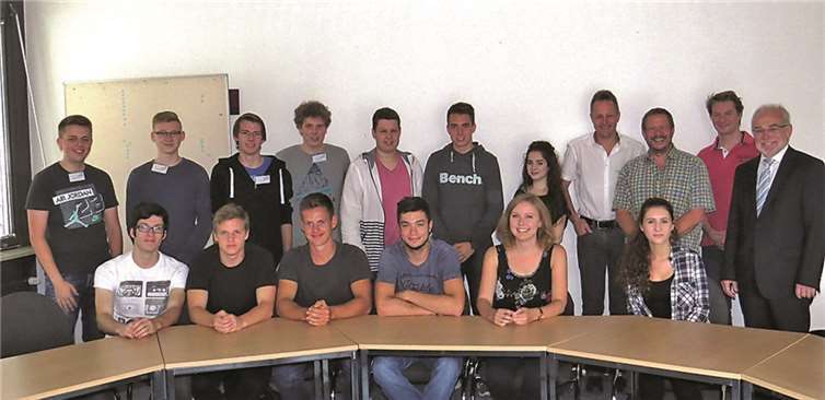 Die Informatikschüler des Rhein-Wied-Gymnasiums wurden gemeinsam mit ihren Lehrern von Oberbürgermeister Nikolaus Roth begrüßt. privat