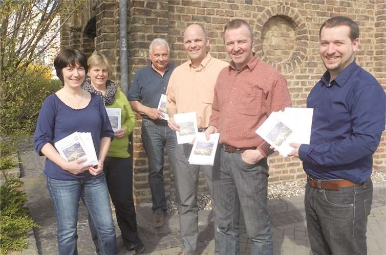 Die Informationsbroschüre „Blick von der Landskrone“ informieren über die Auswirkungen des geplanten Baugebietes. privat