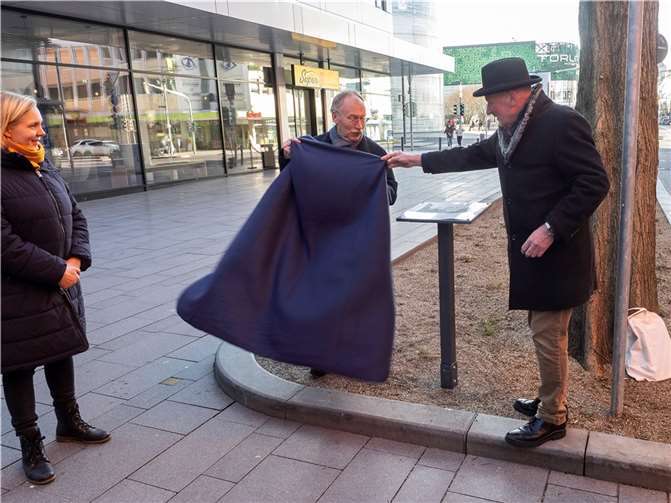 Die Informationstafel wird enthüllt. Foto: Hermann Schäfer