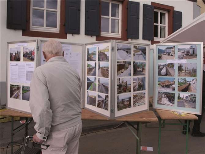 Die Informationswand mit Bildern der Entstehung der Hochwasserschutzwand fand große Beachtung.