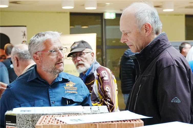 Stadt Neuwied informierte die Bürger über die kommunale Wärmeplanung Die Infoveranstaltung war im Stile einer Messe gehalten. Handwerker und Innungen informierten über den neuesten Stand der Technik.  Fotos:FF