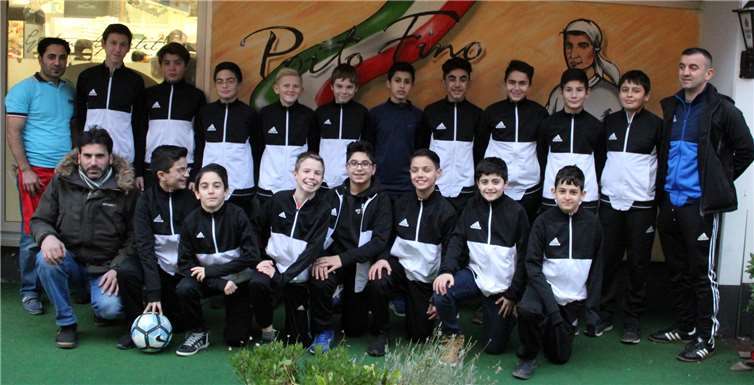 Die Inhaber der Pizzeria-Kebabhaus Porto Fino Meckenheim unterstützten die D I-Junioren bei der Anschaffung neuer Trainingsanzüge. privat