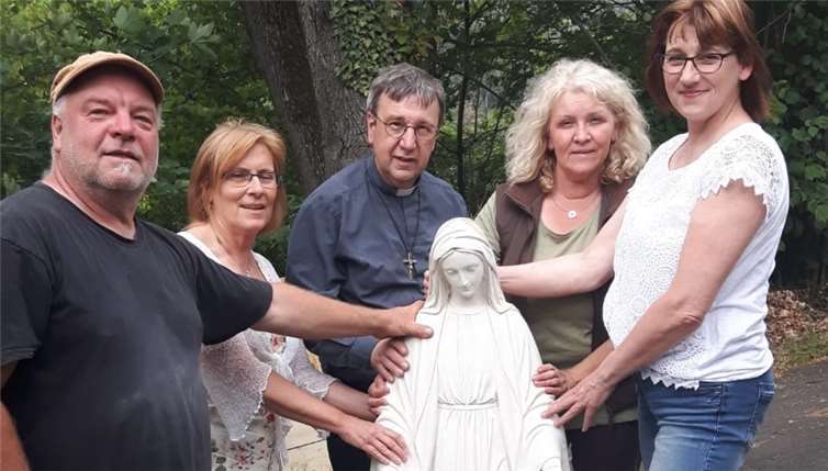 Die Inhaber des Allerheiligenbergs Thomas Marx und Gaby Teder, Stifterenkelin Gitta Hager, Pater Kames und Bürgermeister Adalbert Dornbusch, vor der Giebelseite des Klosters mit der Figur in der oberen Nische. Foto: Bernd Geil