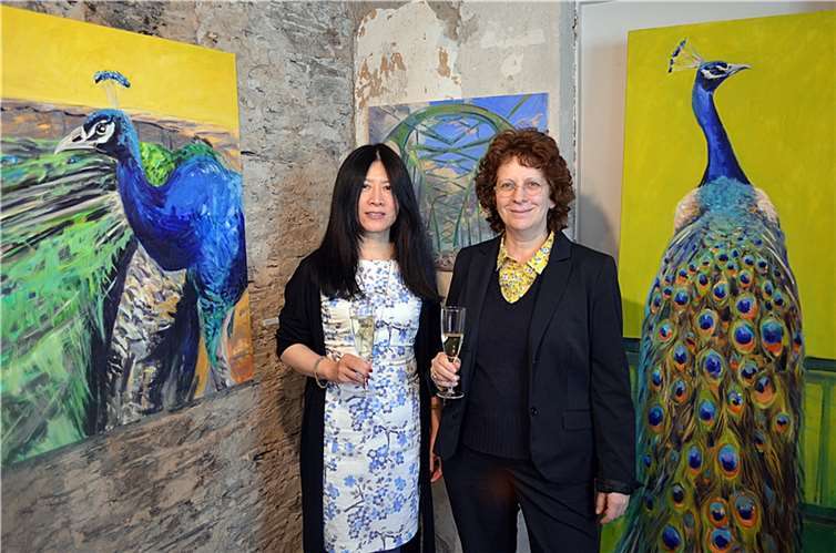 Die Inhaberin der Galerie, Frau Zhang (links), mit der Künstlerin Elizabeth Weckes (rechts).  Foto: Franz-Josef Dehenn