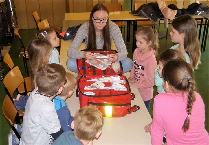 Die Inhalte des Notfallrucksacks wurden den Kindern sorgfältig gezeigt und erklärt.