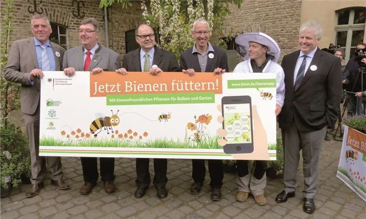 Die Initiative „Bienen füttern“ wurde von Christian Schmidt, Bundesminister für Landwirtschaft und Ernährung, im Meckenheimer Sängerhof vorgestellt. WM