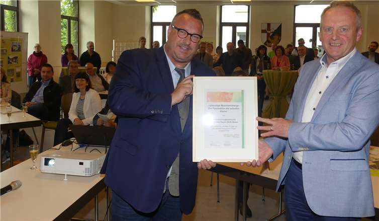 Die Initiative „Lebendige Moselweinberge“ erhielt bereits ihre zweite Auszeichnung als UN-Dekade-Projekt. Staatssekretär Andy Becht überreichte die Urkunde an DLR-Chef Hubert Friedrich.