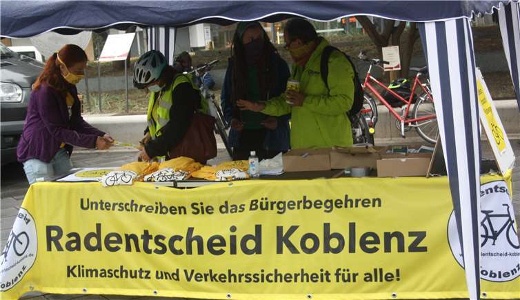 Die Initiative Radentscheid Koblenz beim Unterschriftensammeln. Foto: Radentscheid Koblenz
