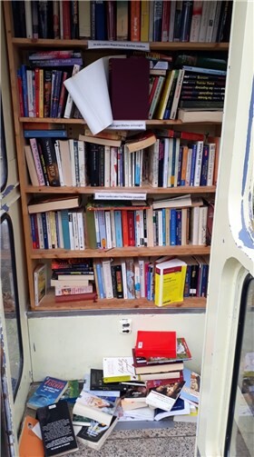 Die Initiative Rheinbreitbach 2030 ist verärgert über die unsachgemäße Nutzung der Bücherzelle. Foto: privat