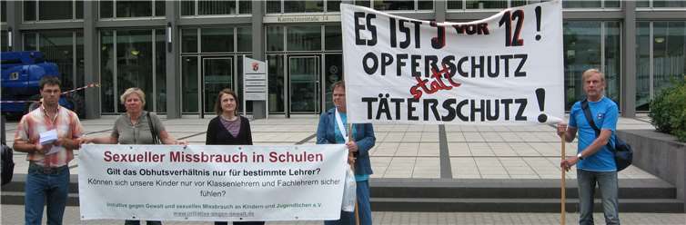 Die Initiative demonstrierte 2011 vor dem Landgericht in Koblenz und forderte eine klarere gesetzliche Regelung des Obhutsverhältnisses zwischen Lehrern und Schülern. Die intensive Öffentlichkeitsarbeit der Initiative führte schließlich zum Erfolg. Ab Januar 2015 stehen alle Schülerinnen und Schüler einer Schule zu allen pädagogischen Fachkräfte in einem Obhutsverhältnis und sind vor sexuellen Übergriffen des Lehrpersonals gesetzlich geschützt.