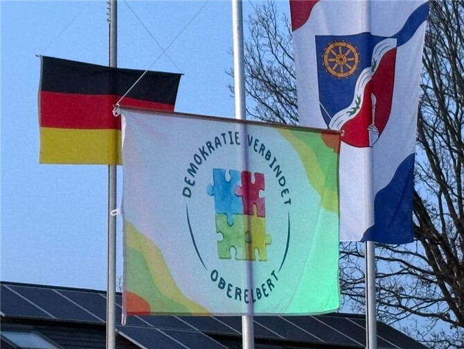 Die Initiative für ein buntes und demokratisches Oberelbert hatte die Veranstaltung vor der Stelzenbachhalle ins Leben gerufen.