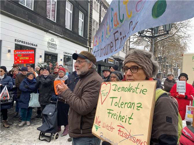 Die Initiative zu dieser Mahnwache ging von der Gruppe „Omas gegen Rechts“ aus, die sich seit Januar 2018 für Demokratie und gleiche Rechte aller in Deutschland lebenden Menschen einsetzt.