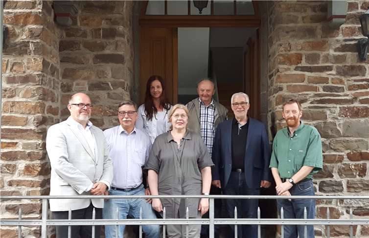 Die Initiativgruppe mit (vorn von links) Diakon Michael Thomiczny, Jurist und Gedenkarbeiter Joachim Hennig, Mariette Nölle, Rupertus Woehl und Reiner Welches (Ortsbürgermeister Bruttig-Fankel) sowie (hinten von links) Pastoralreferentin Veronika Raß und Zeitzeuge Karl Welches.privat