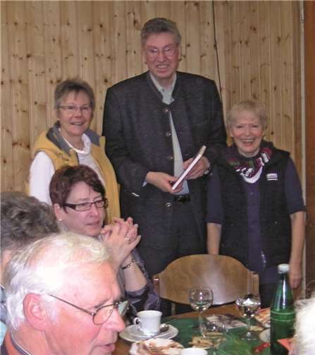 Die Initiatoren Hanne Schüle (hinten links) und Uschi Schlesiger (hinten rechts) danken Werner Schüller für den Vortrag von Advent- und Weihnachtsgeschichten. Privat