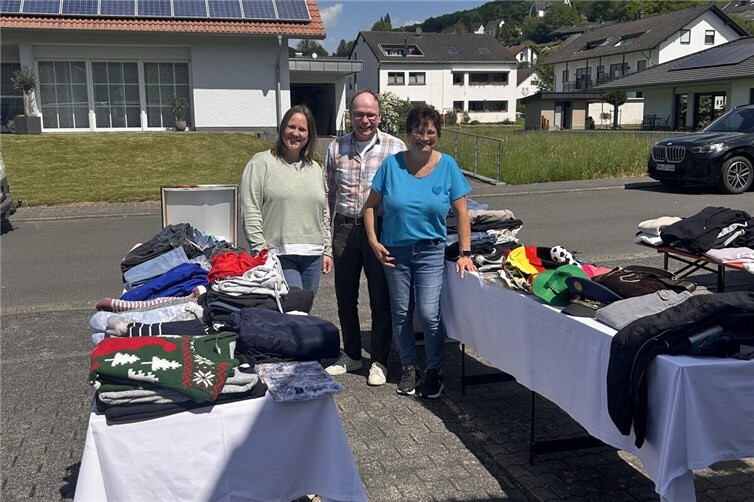 Die Initiatoren Karina Bohn und Monik Linnig waren natürlich auch mit einem Stand auf dem Roßbacher Haus & Hof Flohmarkt vertreten, der von Ortsbürgermeister Thomas Boden besucht wurde.