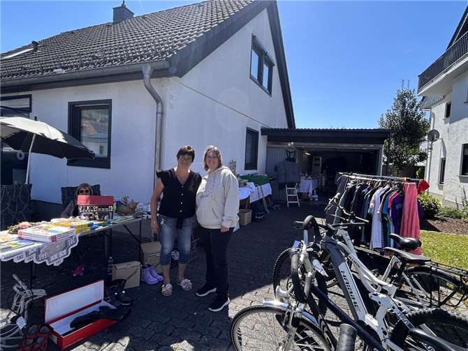 Die Initiatoren Karina Bohn und Monik Linnig waren natürlich auch mit einem Stand auf dem Roßbacher Haus & Hof Flohmarkt vertreten.Foto: Thomas Boden