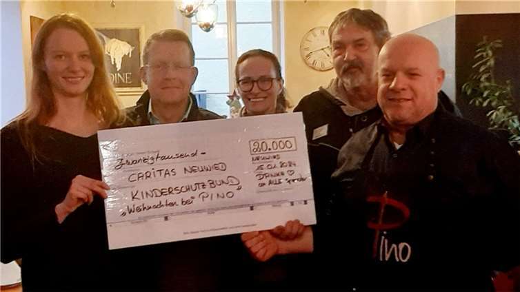 Die Initiatoren, Restaurantbesitzer Giuseooe „Pino“ Leonardi (rechts) mit Ehefra Ulrike (Mitte) und Stadtrat Christoph Menzenbach (2. von links), überreichten an Streetworkerin Caritas Janna Dreckkötter und Marc Stehlen vom Neuwieder Kinderschutzbund den symbolischen Scheck.  Foto: Christiana Menzenbach