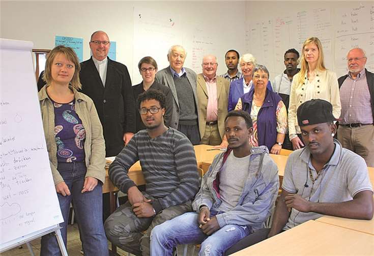 Die Initiatoren, Sponsoren und Helfer mit einigen Schülern des Sprachkurses. Gemeinde Wachtberg