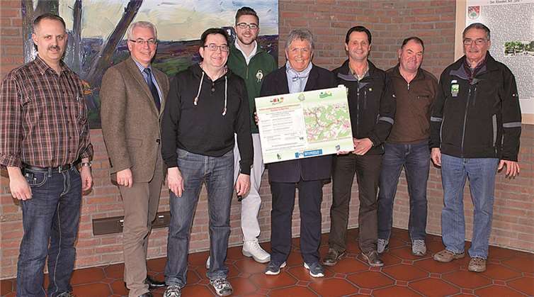 Die Initiatoren der Brot- und Wurstwanderung: unter anderem die beiden „Haupt“-Organisatoren Josef Rüth (3.v.r.) und Michael Führer (l.) von der VG Puderbach, Verbandsbürgermeister Volker Mendel (2.v.l.) und Hella Becker (Mitte) vom Westerwald-Verein.Wolfgang Tischler