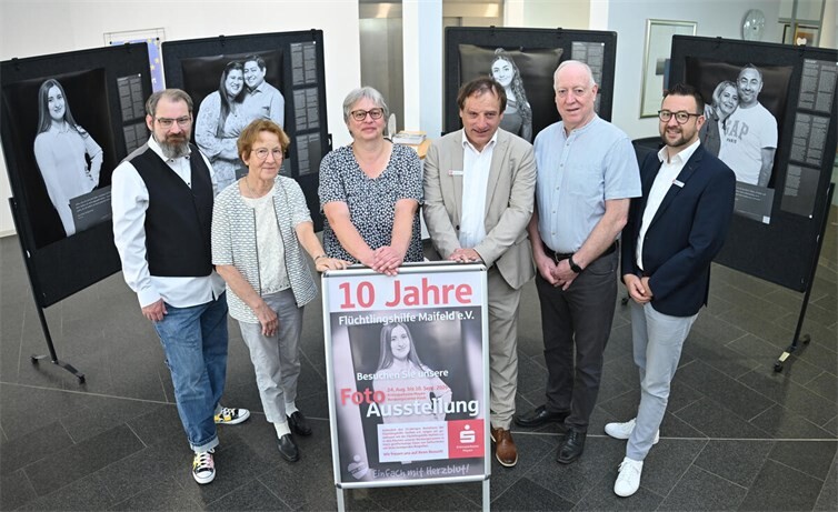 Die Initiatoren der Flüchtlingshilfe Maifeld e.V. freuen sich gemeinsam mit KSK-Vertretern über die dreiwöchige Ausstellung in den Räumen des KSK-BeratungsCenters in Polch. Von links: Fotograf Björn Lubetzki, Ruth Cremer, Karin Fust, stv. KSK-Vorstandsmitglied Frank Mörsch, Klaus Meurer und Martin Steinsiek als Leiter des KSK-BeratungsCenters in Polch. 