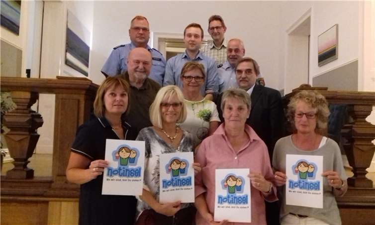 Die Initiatoren der Notinsel (v.l.) Frau Schon Ohnesorge, Frau Ahrends, Frau Dung, Frau Stolle und Herr Napp mit den Referenten Frau Theis, Herrn Dolezich, Herrn Veit Doll und zwei Sponsoren Herrn Hoppen (Bluhm Fonds) und Herrn Martin (AWO Unkel)