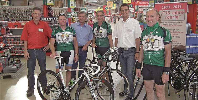 Die Initiatoren der „VOR-TOUR der Hoffnung“ bei den Vorbereitungen im röhrig-Erlebnismarkt für das große Benefiz-Rad-Event. privat