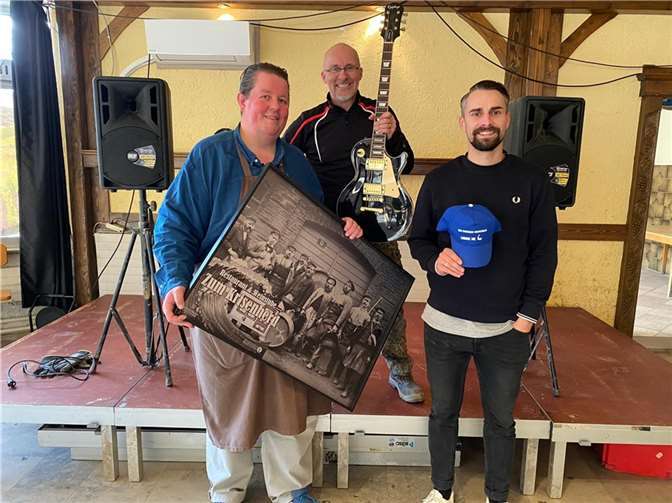 Die Initiatoren der Veranstaltung: Christoph Amediek (Lehrer am Peter-Joerres-Gymnasium Bad Neuenahr), Thorsten Rech (Wirt vom Bahnsteig 1 und Betreiber des Krisenherdes) sowie Sebastian Sonntag (Aufbaustab Mayschoß).  Foto: privat