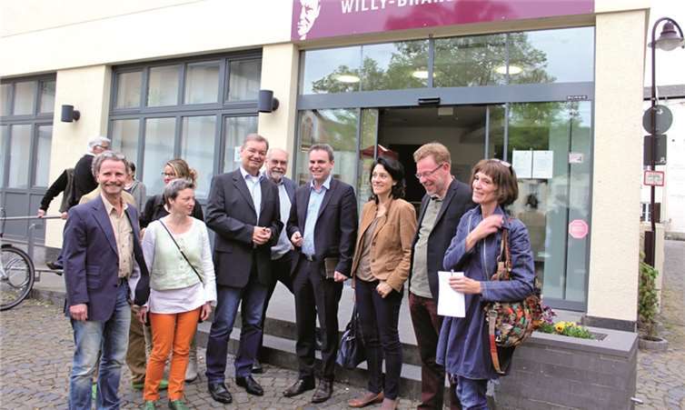 Die Initiatoren des Projekts „Kunst trifft Politik“, Bürgermeister Karsten Fehr und Stadtbeigeordneter Siegfried Brenke freuten sich, mit Frank Überall einen kompetenten Referenten begrüßen zu dürfen. DL