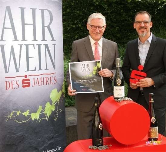 Die Initiatoren des Weinwettbewerbs „Ahrwein des Jahres“: Dieter Zimmermann, Vorstandsvorsitzender der Kreissparkasse Ahrweiler (links), Alexander Kohnen, International Wine Institute (rechts). Foto: Kreissparkasse Ahrweiler