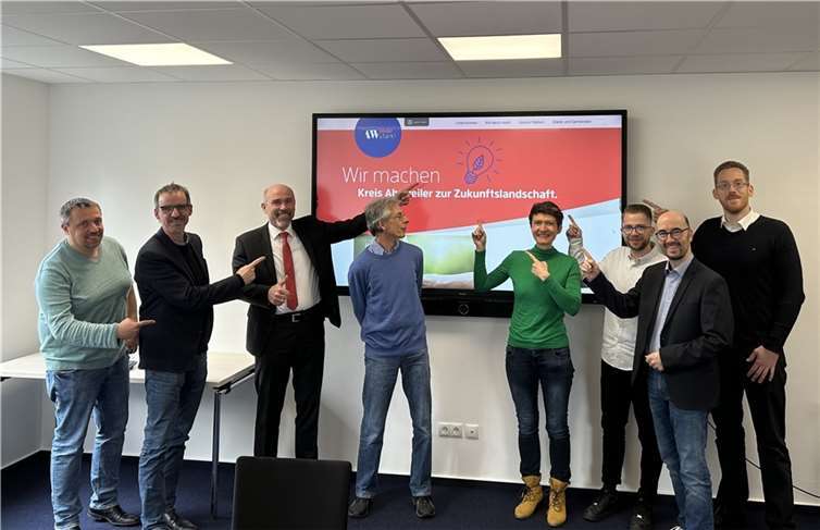 Die Initiatoren freuen sich auf die künftige Zusammenarbeit. V.li. Frank Mies, Alexander Kohnen, Guido Mombauer, Stefan Gustav, Andrea Stenz, Timo Schäfer, Tino Hackenbruch, Christoph Klötzer. Foto: IHK Koblenz, Ann-Katrin Wohde