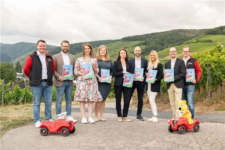 Die Initiatoren und Sponsoren der „Ahrweiler Naturtalente“ halten die neue und druckfrische Ausgabe bereits in den Händen. Foto: Andreas Linder / ATTENTIO