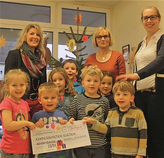 Die Initiatorinnen Heike Szczerbowski-Peter (l.) und Annika Toennißen (r.) mit der Leiterin des Kindergartens Claudia Laux (M.).privat