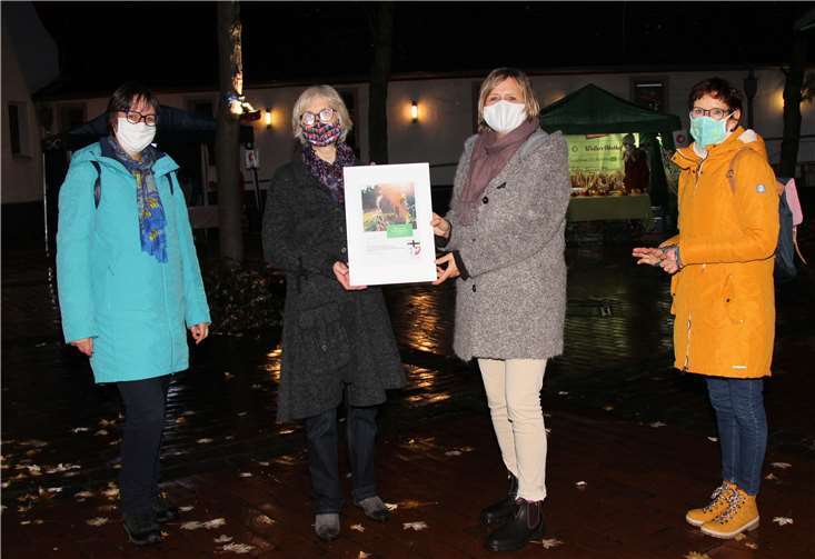 Die Initiatorinnen des Rheinbacher Feierabendmarktes, Gudrun Jülich (2. von rechts) und Susanne Wizigmann-Voos (2. von links), freuen sich gemeinsam mit ihrem Team über die Auszeichnung mit dem Klimaschutzpreis.Fotos:Beate Behrendt-Weiß